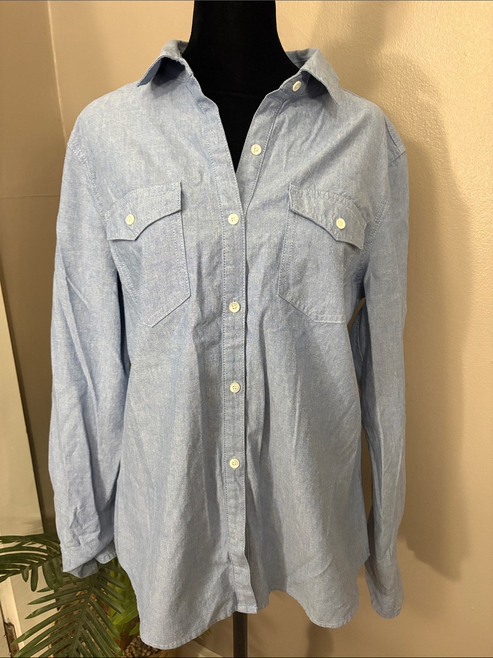 J McLaughlin Light Blue Button-Down Chambray Shirt women’s size medium